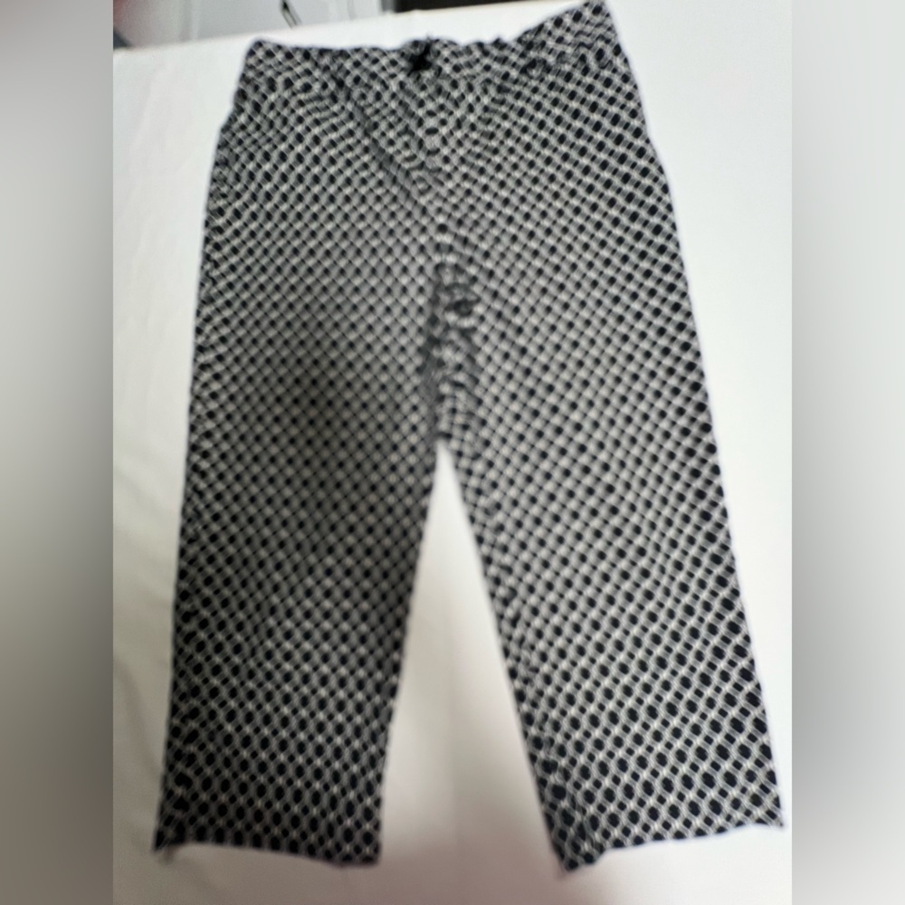 KIM ROGERS BLACK AND WHITE PATTERNED
CAPRI’S.  SIZE 10   COTTON/SPANDEX